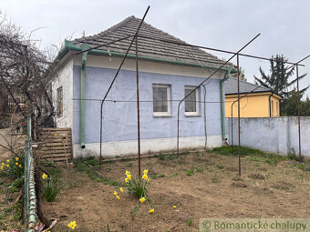 Starší rodinný dom s 20 á pozemkom v Sasinkove na predaj - 3