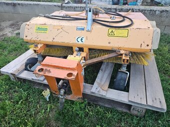 Zametacia kefa so zbernou nádobou - 3