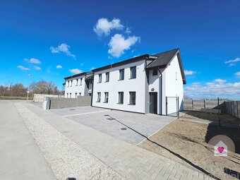 SKOLAUDOVANÝ A DO ŠTANDARDU DOKONČENÝ 4-IZBOVÝ RD S TEPEL. Č - 3