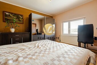 Ponúkame na Predaj - Priestranný Rodinný dom, slnečný  pozem - 3