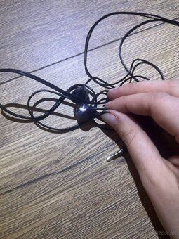 Nosene dobry stav cierne kablove sluchadla zn. Sony - 3