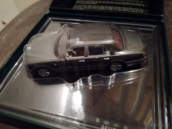 Bently model a Rolls Royce - 3