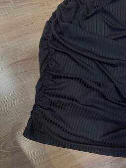 Dámske čierne nariasené šaty - 3