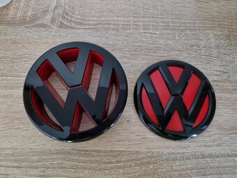 VW Logo znak VOLKSWAGEN cierne leskle / cervene - 3