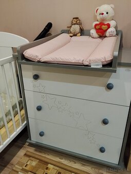 Komplet- postieľka s matracom, komodou a prebaľovacím pultom - 3