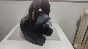 Nová vyklápacia prilba - 3