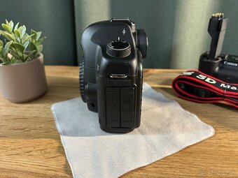 Canon 5D Mark II + grip + 2x batéria (super stav) - 3