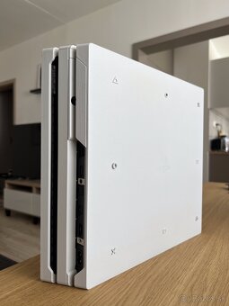 PS4 Pro + 2x ovládač + The Last Of Us - 3