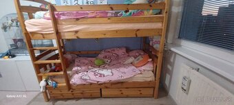 Drevená poschodová posteľ s matracmi a šuflíkmi - 3