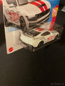 HotWheels Ford Mustang Dark Horse White - 3