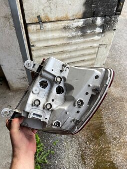 Poškodené ale funkčné ľavé zadné svetlo na Škoda Superb 2 fl - 3