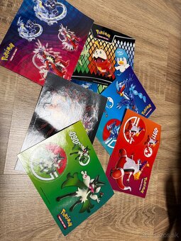 Predám Pokemon podložky, karty, prázdne tin-ky atd - 3