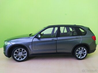 Predám tento Kovový model. BMW X5 strieborná farba v mierke - 3