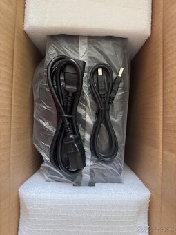 APC UPS 750VA záložný zdroj - 3