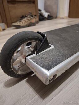 Predám kolobežku streetovu Striker Gravis - strieborná - 3