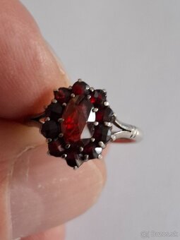 Strieborný prsteň s českými granátikmi 2 - 3