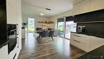 EXKLUZÍVNE Idylický, úplne dokončený a zariadený 4-iz - 3