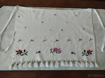 Vyšívané obrusy, závesy a zástera - 3