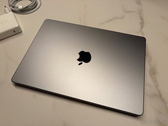 MacBook Pro 14” (2021) M1, 16 GB + obal - 3