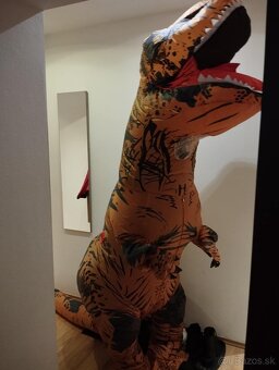 Predam kostym nafukovacieho dinosaura - 3