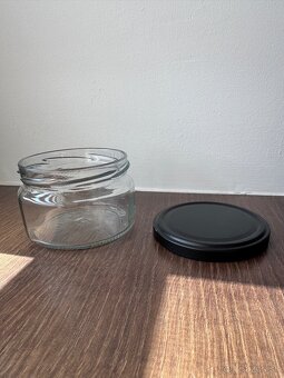 NA PREDAJ sklenené poháriky s čiernym viečkom - 3