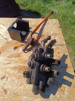 Predám hydraulický dvocestný rozvádzač na čelný nakladača - 3