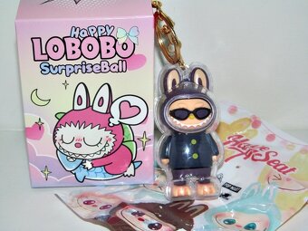 🎀 Fialový přívěsek, klíčenka Labubu / Lafufu v pouzdře. - 3