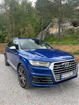Audi SQ7 poháňané 4,0-litrovým V8 TDI motorom s výkonom 320 - 3