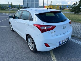 Predám Hyundai i30 1.4i MPI DOHC CVVT Comfort r. v. 2012 - 3