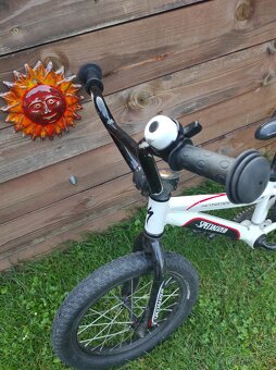 Detsky bicykel s pomocnymi kolesami - 3