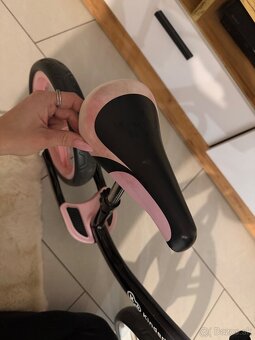 Odrážadlo SPACE čierna/ružová KINDERKRAFT - 3