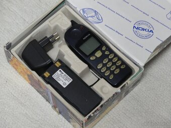 Nokia retro, vintage telefony spolu s nabijackou a headsetom - 3