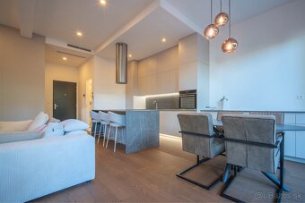 PREDAJ Luxusný 2 izbový byt 74m2 + 41m2 terasa, Staré Mesto - 3