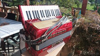 Harmonika -Akordeon.Delícia Carmen, červená perleť,80basová. - 3