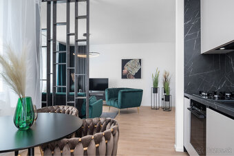 Štýlový 3-izbový byt so zariadením, loggiou a balkónom - 3