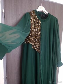 Smaragdové šaty pre moletky - 3