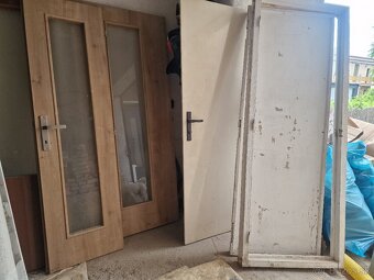 dvere, umyvadlo so skrinkou, wc so sedatkom, vana... - 3