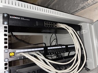 Dátový rozvádzač (Rack) Netrack 19" s výbavou + kľúče - 3