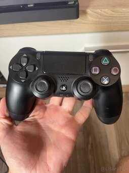 Predám PS4 slim 2x ovládač - 3