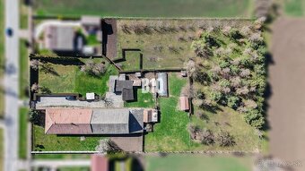 Rozľahlý pozemok s domom a lesíkom – ideálne pre hospodáreni - 3