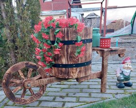 Záhradný fúrik drevený dekorácia - 3