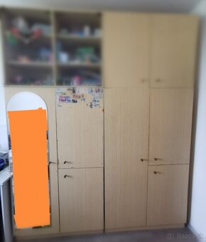 Dve rovnaké skrine, komoda a vitrína - 3