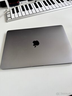 MacBook Pro s touchbarom i7 32GB RAM 2TB SSD - 3