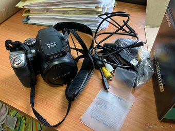 FUJIFILM FINEPIX S8000fd - 3