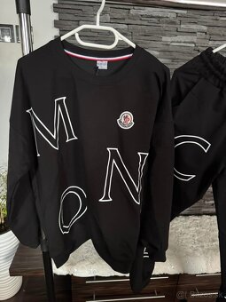 Čierne súpravy Moncler muž a žena - 3