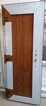 Predám plastové vchodové dvere - 3