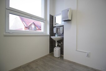Priestor s umývadlom - 2 miestnosti + chodba (53m) - 3