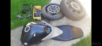 Suzuki GSR 600 - 3