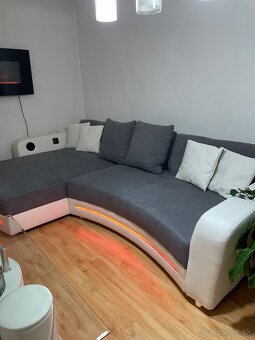 Moderná sedačka s LED osvetlením, Bluetooth a USB – TOP stav - 3
