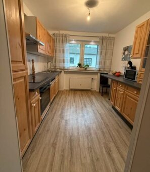 Pěkná kuchyňská linka z masivu s vitrínou a spotřebiči,5645 - 3